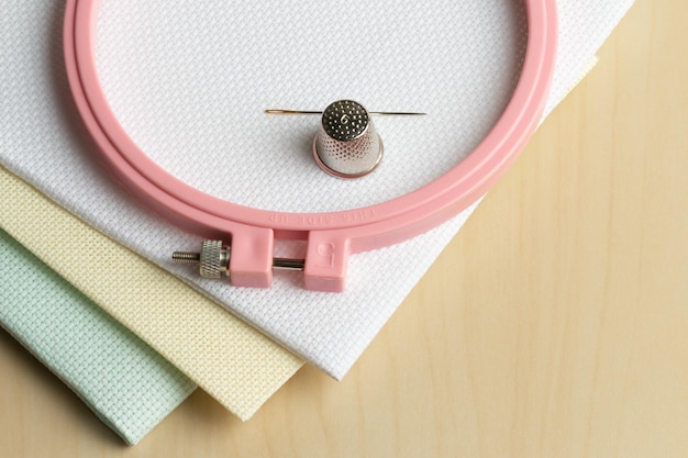 Ręcznie haftowany detal na lnianym tle